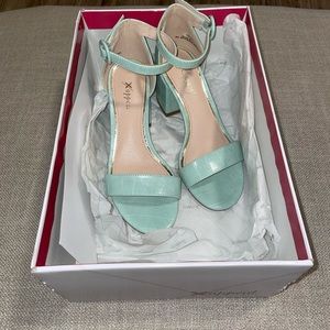 Brand new aquarium heels size 5